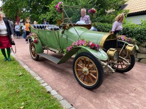 Rosfestens ”maskot” är vackert rosdekorerad av Ingela Persson, Fd. Raskarums plantskola.