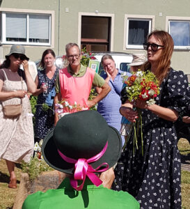 Rosfest 2025 Angelique arrangerade blommor på Rosentorget.