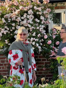 Mia Gröndahl framför klätterrosen Venusta Pendla, här tuktad till en hög buskros. 8641
