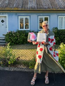 Mia Gröndahl visar Skeppar Henrikssons doftros - i verkligheten och i boken Österlens gamla rosor 8652