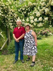 Ingvar och Ingela Persson framför honungsrosen